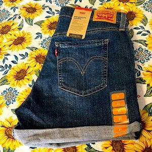LEVI Shorts NWT